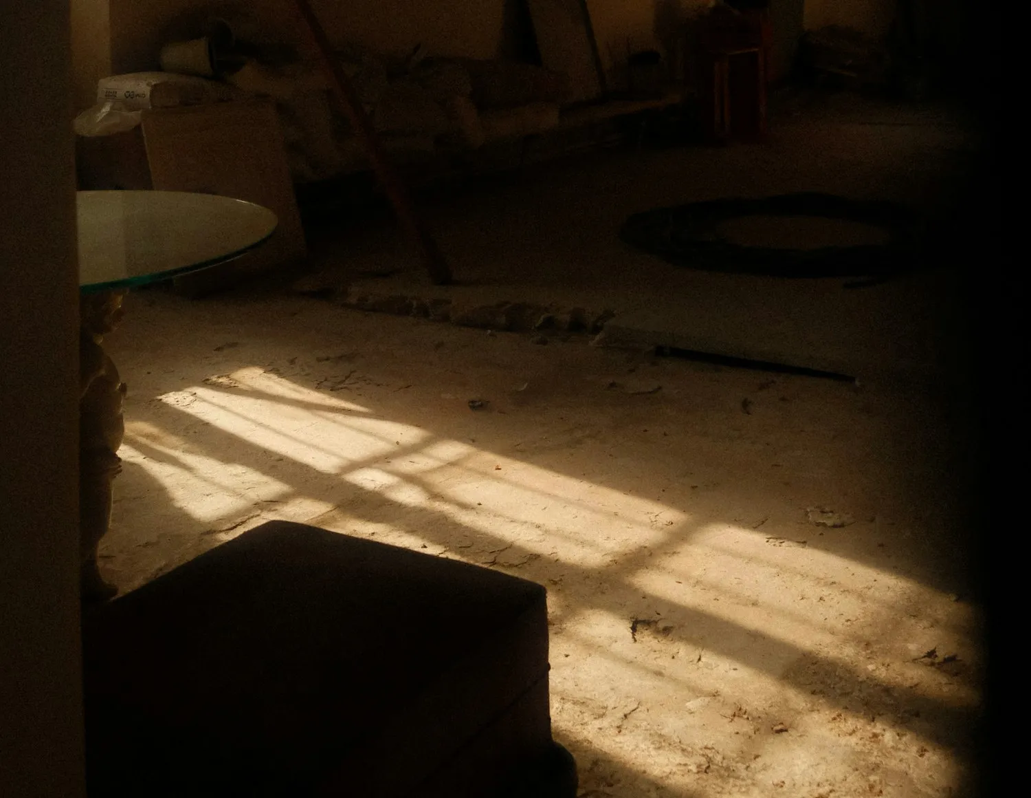 Pieza y espacio curados, luz cálida de atardecer